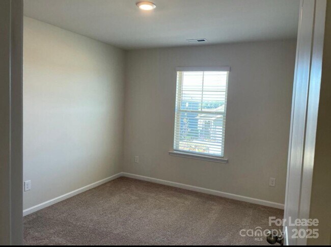 Building Photo - 3062 Weddington Pointe Dr