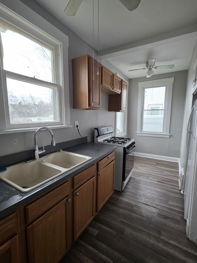 Building Photo - 2109 W 98th St