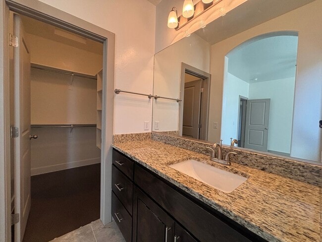 Building Photo - SPACIOUS HOME FOR RENT!