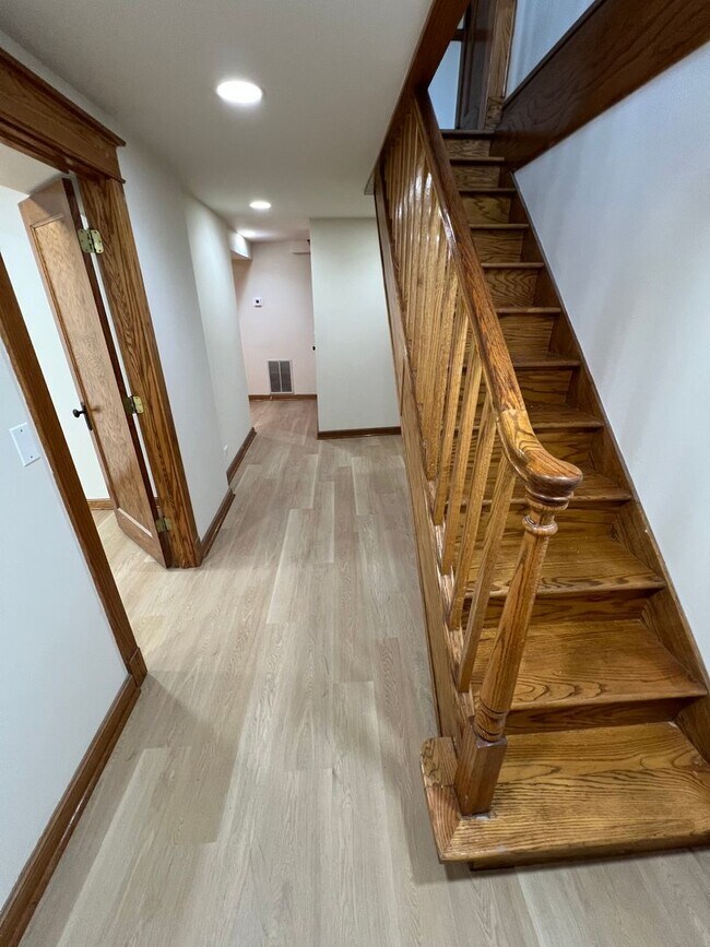 Building Photo - Stunning updated Wrigleyville 4-bed, 3-bath duplex featuring a modern kitchen, renovated baths & ...