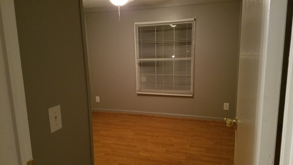 Building Photo - 3150 Greenwood Dr