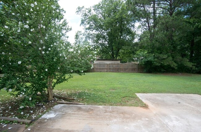 Building Photo - Spacious 3 bedroom/2 bath ranch- South Huntsville!
