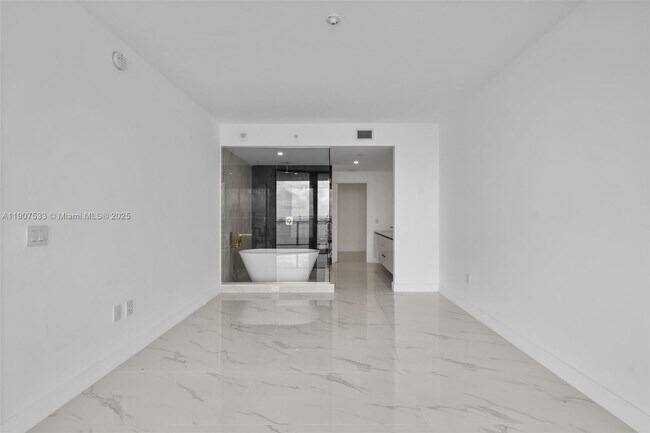 Building Photo - 700 NE 24th St