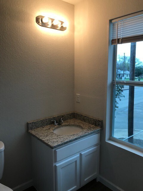 Building Photo - 1611 N Navidad St