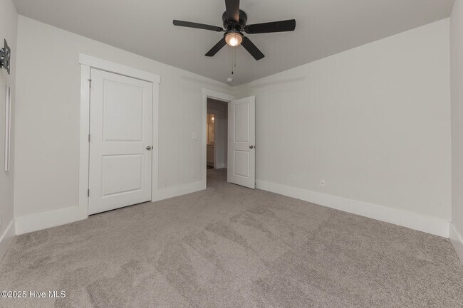 Building Photo - 221 Salt Mdw Ln