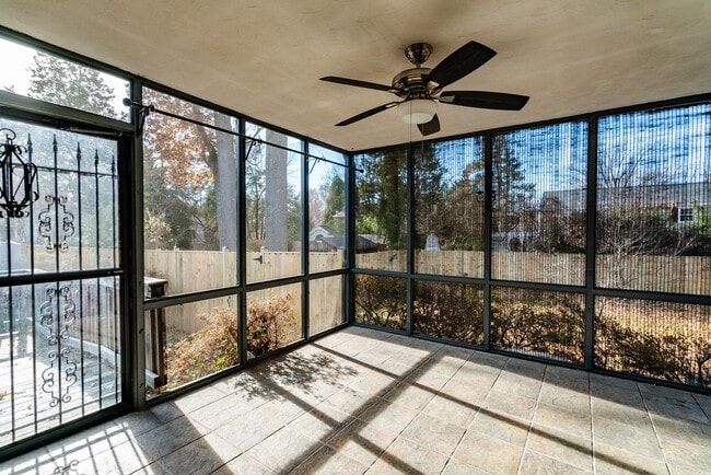 Building Photo - Gorgeous 4 Bed 3 Bath Brick Home In Serene Hollindale