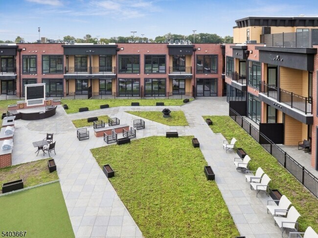 Building Photo - 140 W Webster Ave