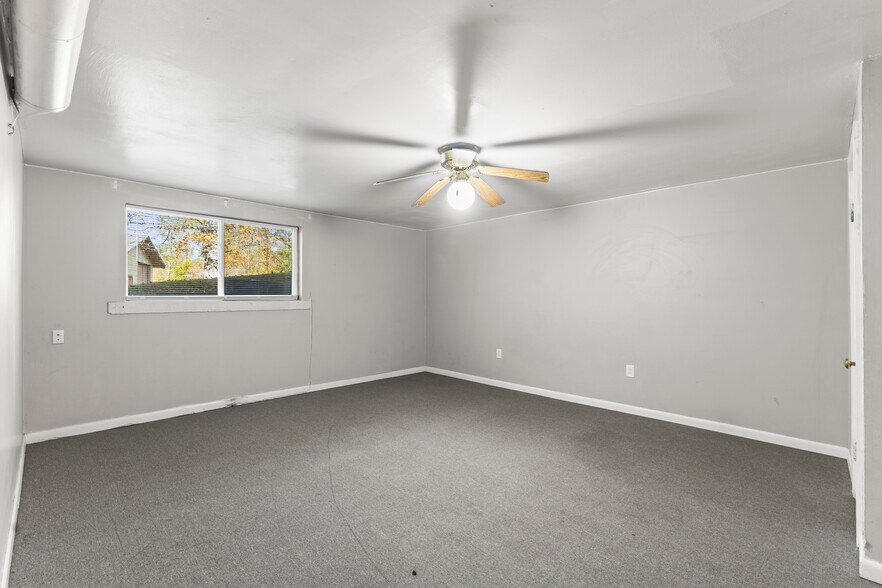 Building Photo - 5013 Eastview Terrace