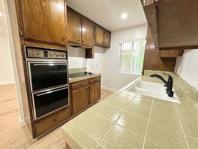 Building Photo - Vintage & Gorgeous 1bd/1ba unit in Sherman...