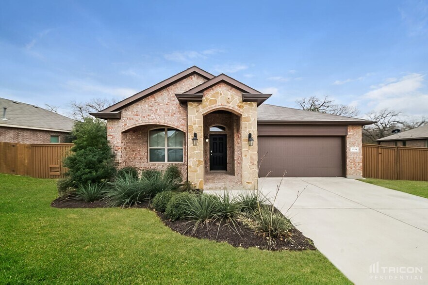 Primary Photo - 1204 Glenwood Dr