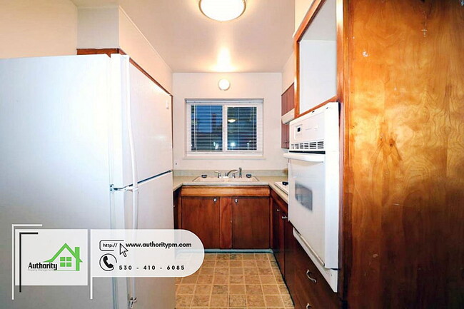 Building Photo - 1635 Mesa St