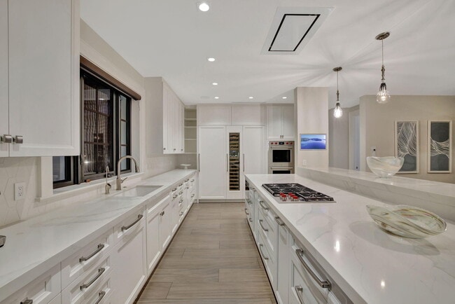 Building Photo - 400 Mola Ave