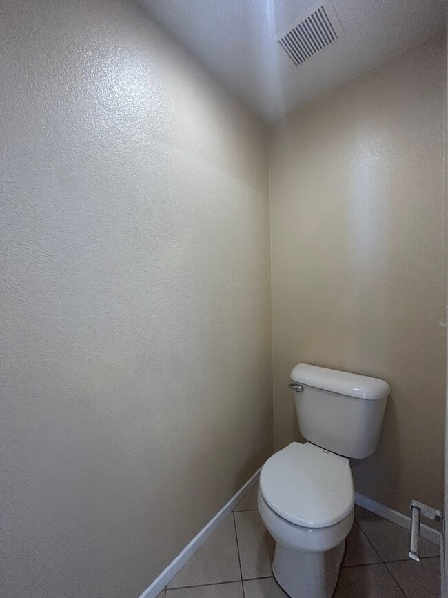 Building Photo - Move in special !!! $1000 off first month rent on approved credit with a 1 year lease.