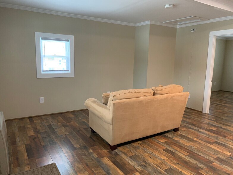 Building Photo - 161 Rowe Ave