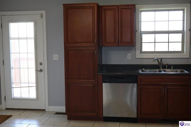 Building Photo - 121 Twin Lakes Dr