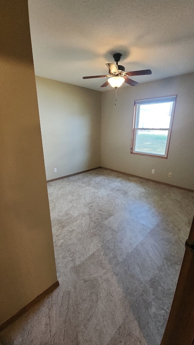 Building Photo - 2 Bedroom, 1 Bathroom with 2 Car Attached Garage - Available April 1st