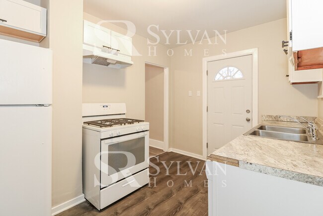 Building Photo - Welcome home to this lovely 3 bedroom, 1 b...