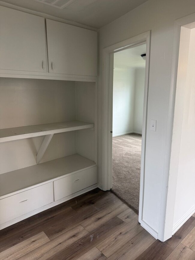 Building Photo - 260 E Sherman St