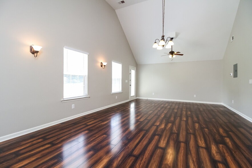 Building Photo - 597 Butternut Trce