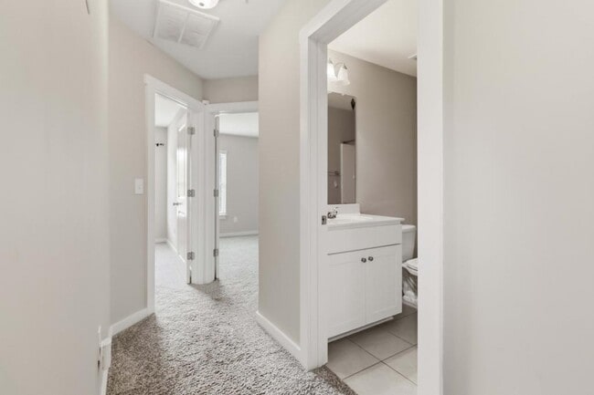 Building Photo - 730 Elmbrook Dr
