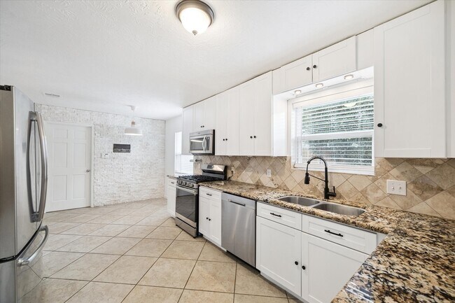 Building Photo - 10211 Olympia Dr