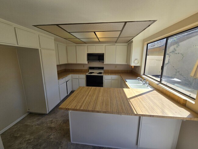 Building Photo - Fantastic 4 Bed, 3 Bath condo!
