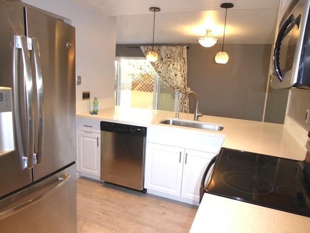 Building Photo - Upgraded End-Unit Townhome