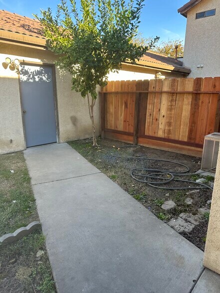 Building Photo - 3661 La Mancha Pl