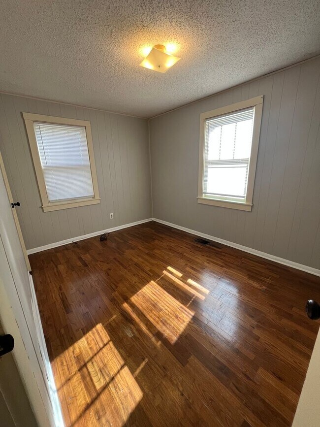 Building Photo - Beautiful House in quite neighborhood