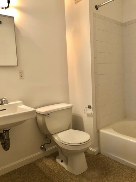 Building Photo - 1061 Beacon St