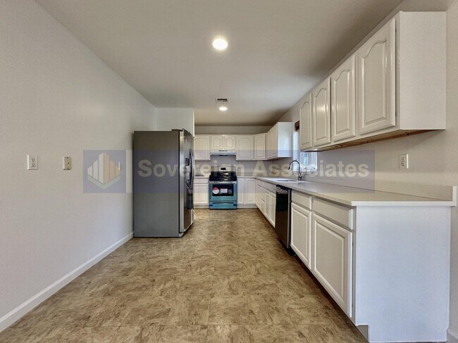 Building Photo - Beautiful house for rent.