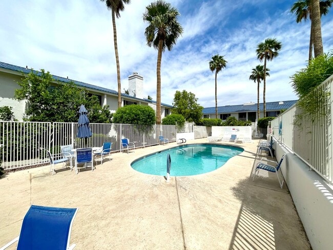 Building Photo - Great 1 Bedroom Condo in the Roadhaven Condos Gated Community!