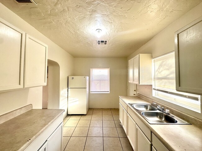 Building Photo - $350 Off First Full Month's Rent! 1 Bedroo...