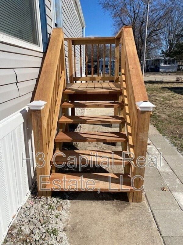 Building Photo - 524 Chickadee St