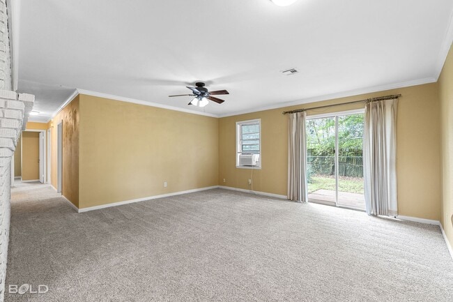 Building Photo - Check Out this 3 bed 2 bath!!