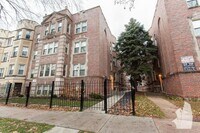 Building Photo - 1 bedroom in Chicago IL 60640