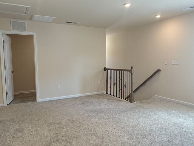 Building Photo - AMAZING LOCATION, Fantastic 3 Bed Home, In...