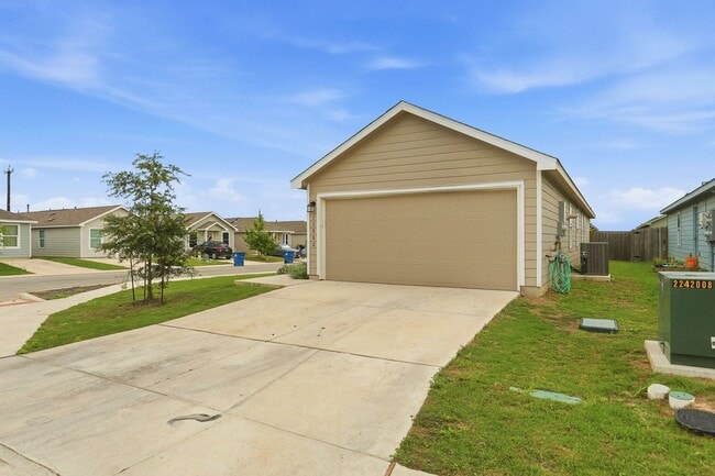 Building Photo - Single-Story 3/2 Rental Near Lackland Air Force Base | No Carpet | Fridge Included |