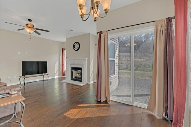 Building Photo - 6224 Suzy Dr