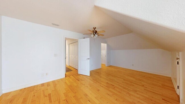 Building Photo - 100 Sweetbriar Lakes Dr