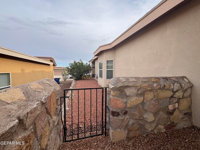 Building Photo - 6700 Hermoso Del Sol Dr