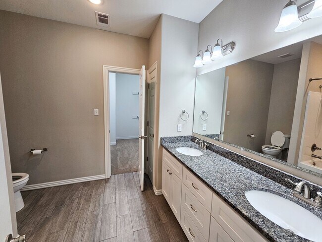 Building Photo - Spacious 3 Bedroom/2.5 Bathroom Chaffee Cr...