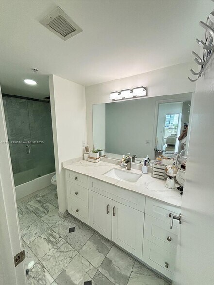 Building Photo - 1402 Brickell Bay Dr