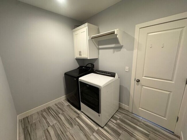 Building Photo - Luxury 5BR 4 BA Home w/ Pool and Clubhouse Access in GREAT location!