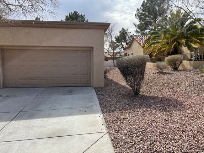 Building Photo - Move in Quick! 2 Bedroom Townhome in Sun C...