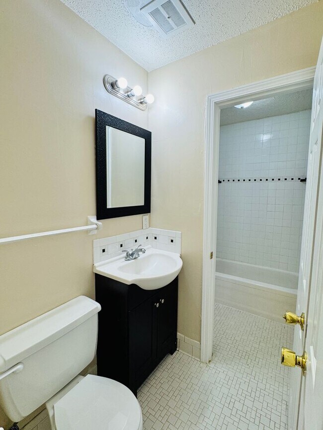 Building Photo - Adorable 3-bedroom!!