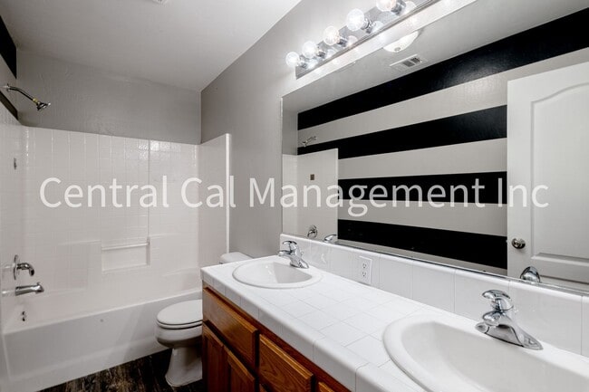 Building Photo - 4 Bedroom/2 Bath Home in the Southwest - $2495 per month!