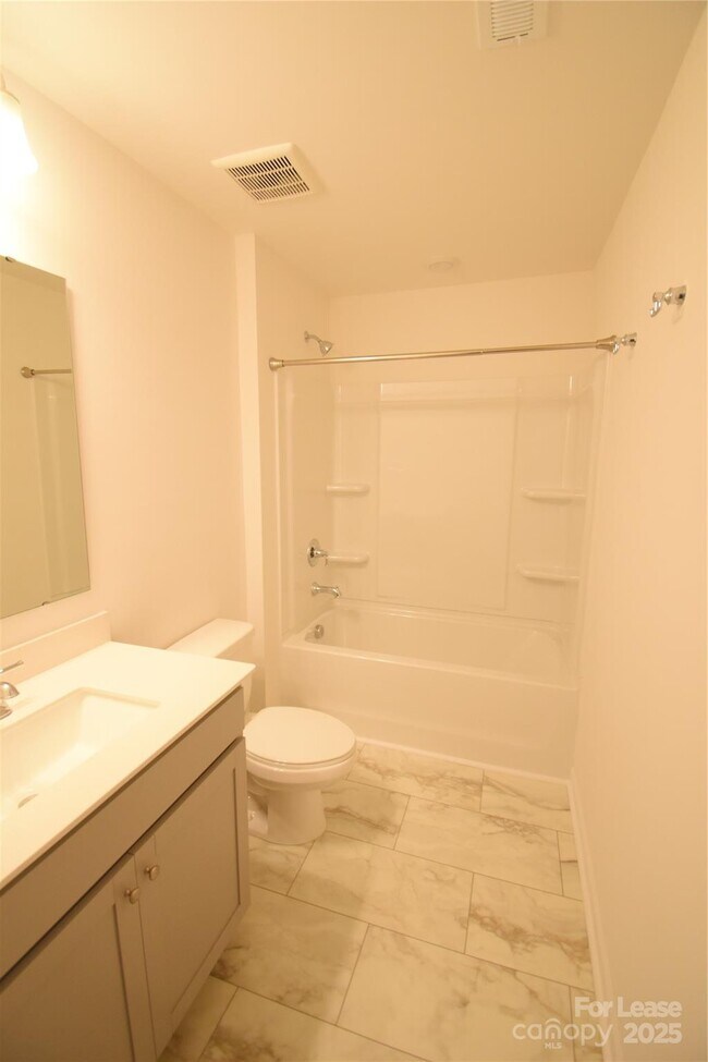 Building Photo - 752 Kitfox Dr NW