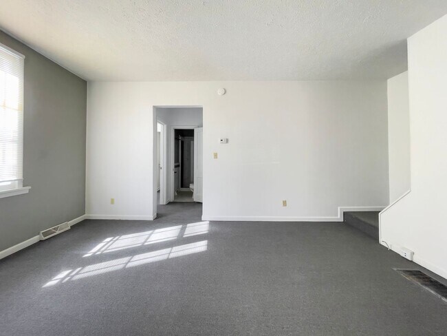 Building Photo - 834 W North St