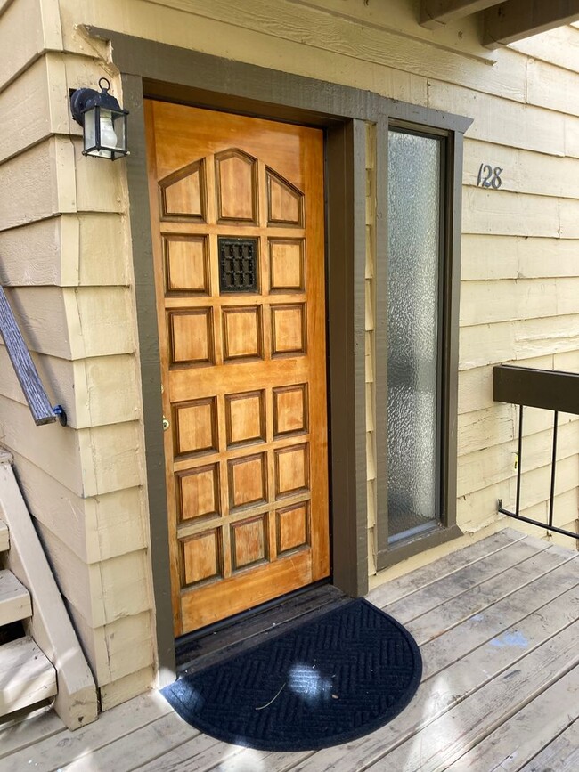 Building Photo - Enchanting Four Bedroom Two and Half Bath Condo in North Meadow Bay.